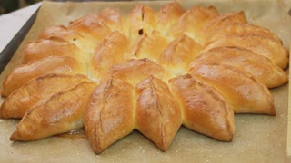 Каждый день пеку, но это отрывной пирог чаще всего! Уж очень вкусный, меняю начинки и каждый раз новый вкус