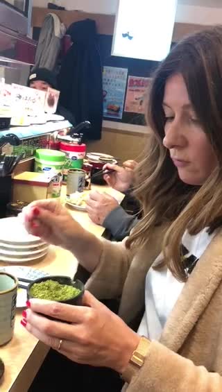 Жанна пробует японскую кухню