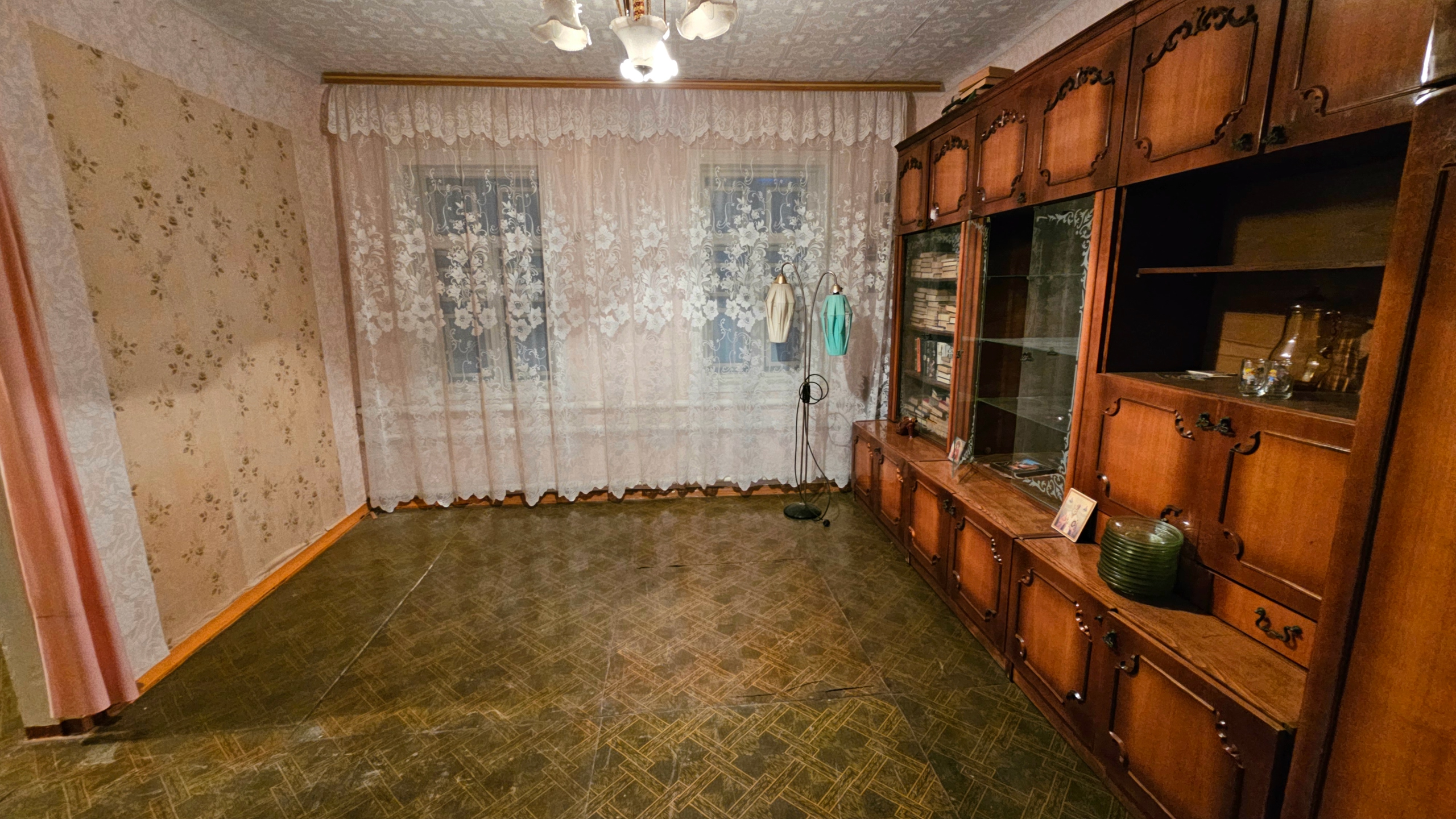 🏡 Продается дом в Свердловске, ул. Ватутина, 5-6 минут Парк КиО. 📐 Площадь =87.9 м2, 4 комнаты, кухня, веранда. Ровный участок 7 соток, земля приватизирована. Молодой сад: малина, смородина, виноград, черешня. 🛠 Газовый котёл, индивидуальное отопление. Счётчик газа, счётчик воды. Большой сухой дом, утеплён сн...