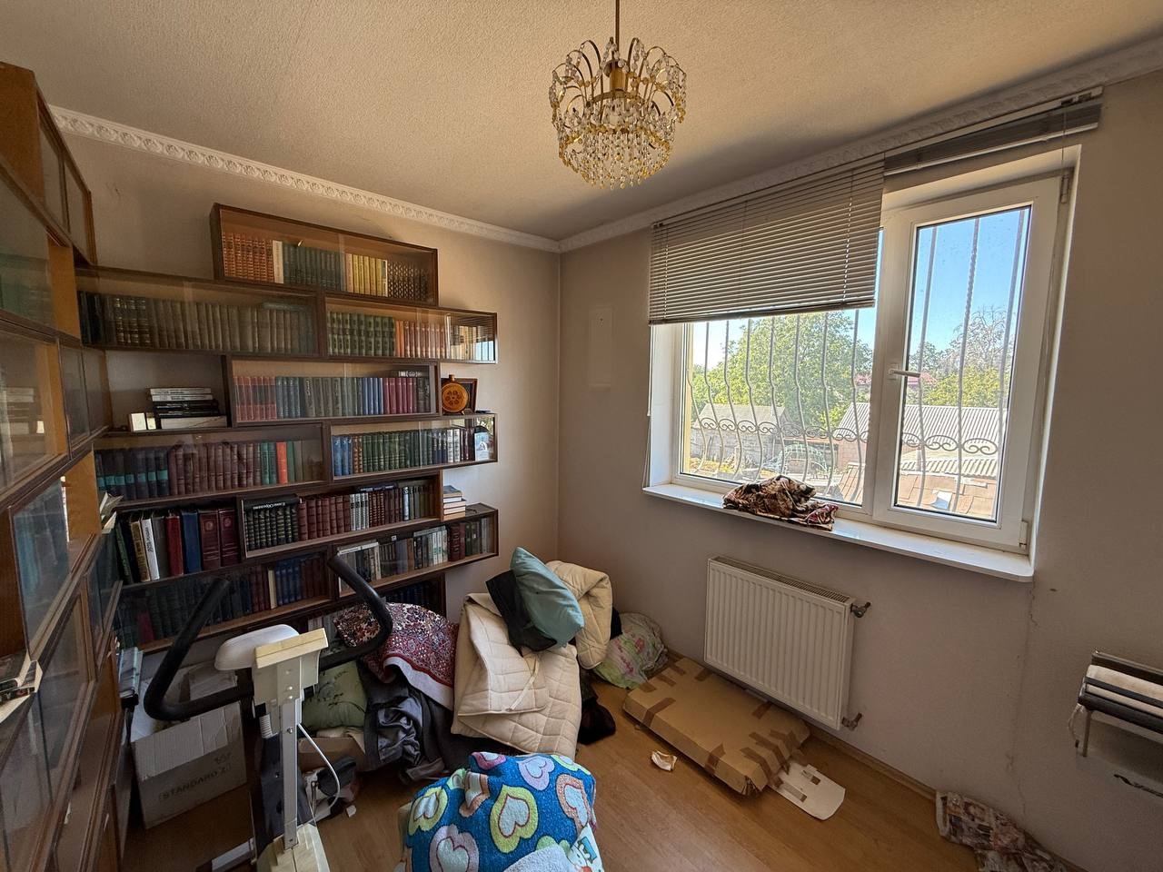 🏡 Продам жилой дом в г. Луганск от Собственника Площадь дома 250кв.м., 8 соток земли (район Жовтневого суда и Аквапарка «Пингвин») ✅ Дом реконструирован (утеплен и перекрыта крыша металлочерепицей) ✅ 2 этажа + подвал + погреб ✅ Первый этаж: Зал, спальная комната, ванная комната, гостевая, кухня. ✅ Второй этаж...