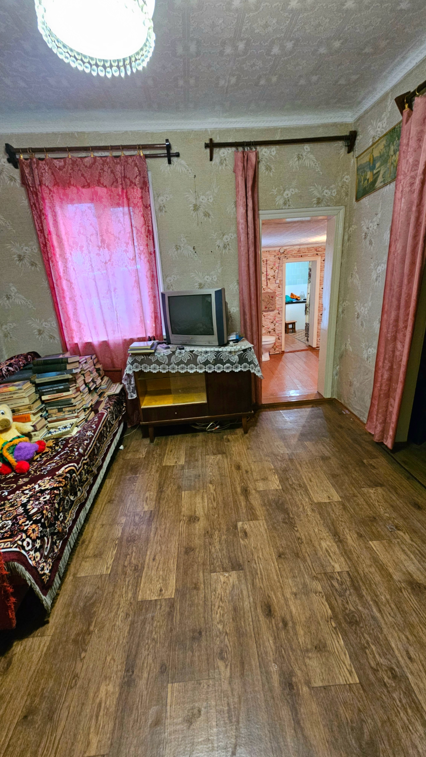 🏡 Продается дом в Свердловске, ул. Ватутина, 5-6 минут Парк КиО. 📐 Площадь =87.9 м2, 4 комнаты, кухня, веранда. Ровный участок 7 соток, земля приватизирована. Молодой сад: малина, смородина, виноград, черешня. 🛠 Газовый котёл, индивидуальное отопление. Счётчик газа, счётчик воды. Большой сухой дом, утеплён сн...
