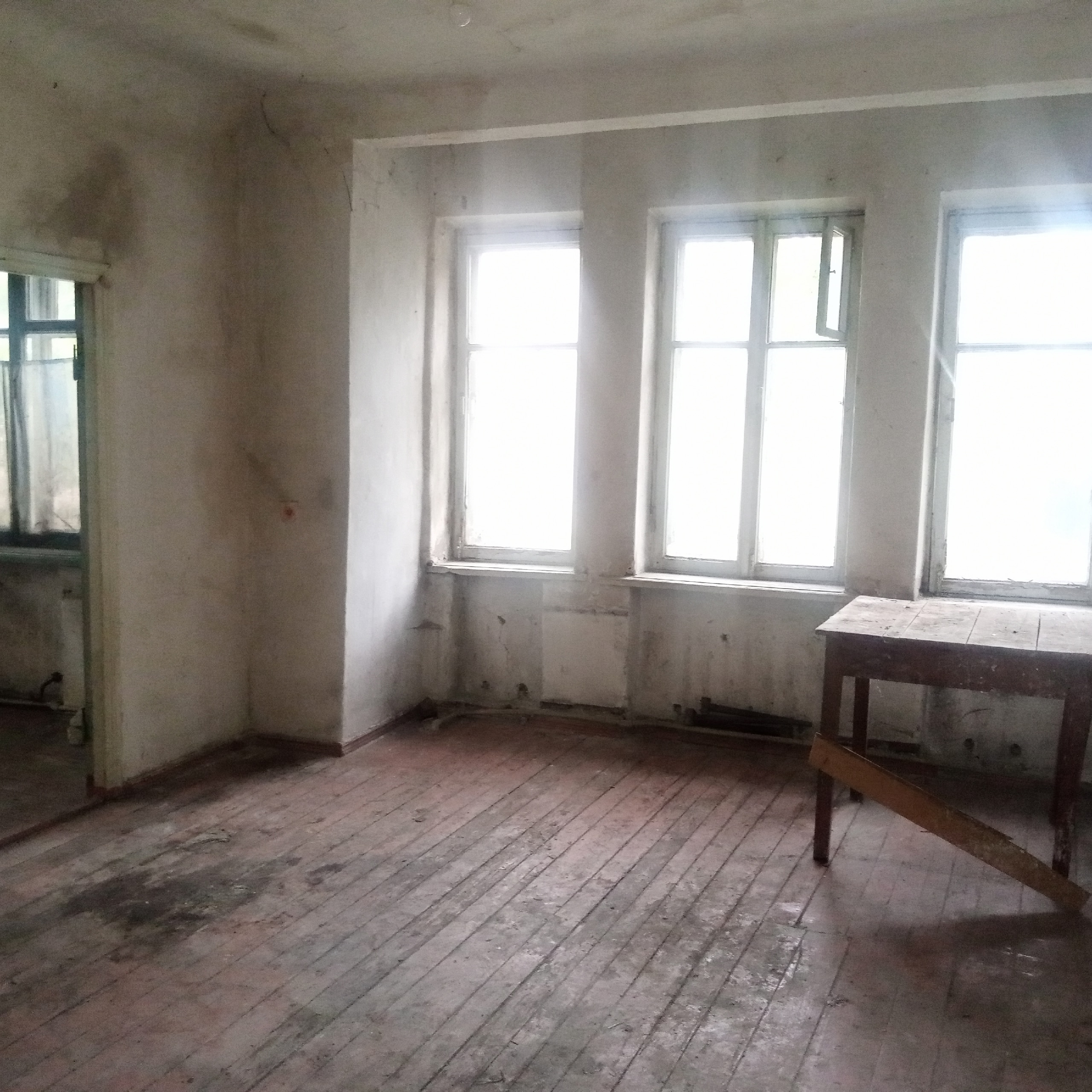 Продам двухкомнатную квартиру г.Брянка ул.Коьовского 18 1/2 . Под ремонт!!! площадь кв.45 м.кв Новая кровля есть при домовые хоз строения! Документы РФ. ц.500 т.р Телефон +79592613923