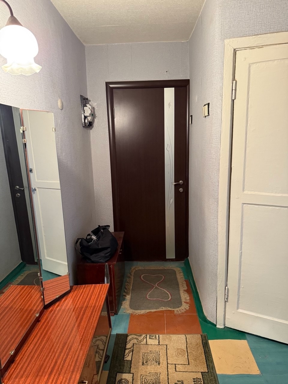Продаётся просторная 3-комнатная квартира в районе ТЦ "Столица" Основные параметры: Общая площадь: 59 м² Этаж: 4 из 5 Тип дома: Кирпичный Планировка: Изолированные комнаты, раздельный санузел Планировка и ремонт: Кухня: 5.7 м² Есть балкон Во всех комнатах установлены пластиковые окна. Есть разрешени...