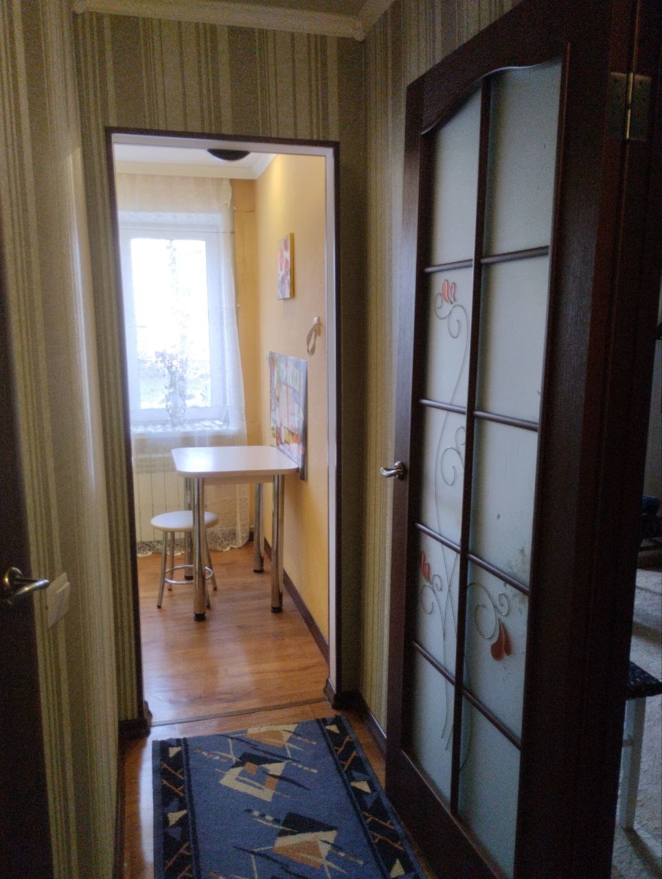Продается 2 к квартира в г.Северодонецк, улица Гагарина д.51, 2/5 этаж. дома, 45/30/6 кв.м. Дом после ремонта, окна м/п , балкон без остекления. Батареи новые, все коммуникации поменяны. Унитаз, газовая печь новые. Мебель остаётся. Две входных двери. Соседи хорошие. Рынок, магазины, школа, дет.сад все в шагов...
