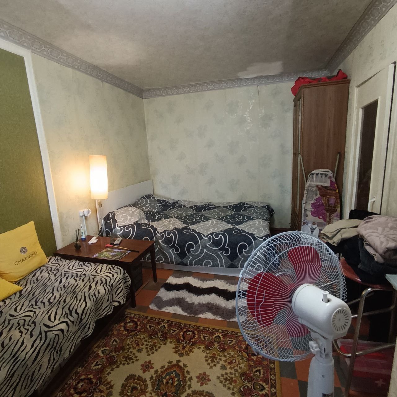 !!! Продам 1к квартиру 32м² в центре, на кв.Шевченко 5/5эт. Квартира с качественным косметическим ремонтом! Сантехника полностью заменена, новые радиаторы и м/п разводка, окна м/п, балкон застеклен, отопление центральное, квартира очень теплая, с/у совмещён, на кухне подсветка над печкой и кухонным столом. , ...