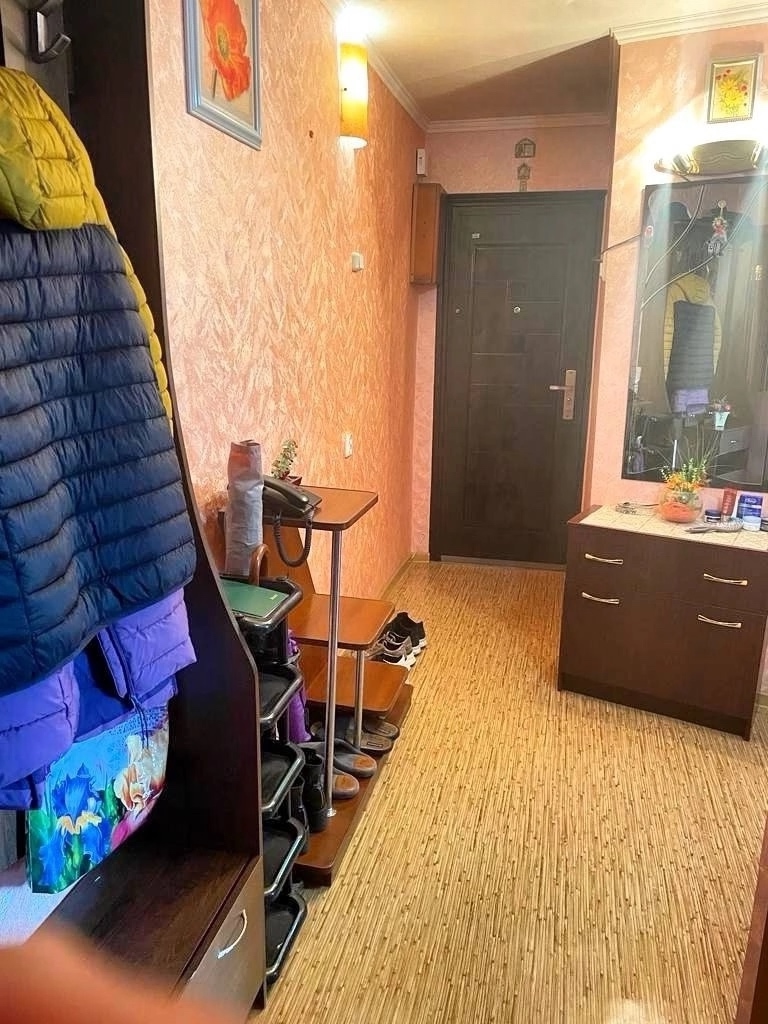 Продам 3к квартиру на кв. 50 лет Октября 4/5 этаж ✅ Общая площадь - 58.5м2. Три комнаты 17.9м2, 13.3м2 и 9.5м2. Кухня: 5.9м2. ✅ Окна и балкон м/п. Санузел совмещен, в плитке. Вся мебель и техника остается. Квартира в очень хорошем жилом состоянии ✅ Расположение отличное, рядом все необходимое(школа, детский с...