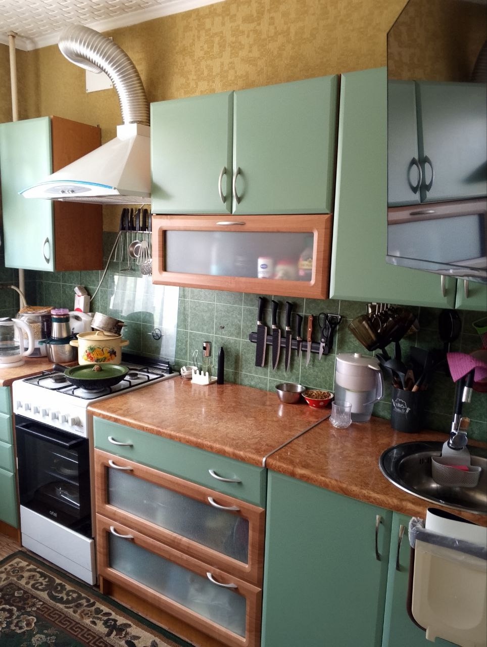🏡 Продаётся 3-комнатная квартира 📍 пос. Орджоникидзе, Краснодонский район 📐 Общая площадь: 60,9 м² | Жилая: 35,7 м² 🛏 Все комнаты изолированные: — 8,1 м² | 10,9 м² | 16,7 м² 🚿 Санузел раздельный: — Ванная: 2,6 м² | Туалет: 1,0 м² 🍽 Кухня: 7,5 м² 🚪 Коридоры: 5,1 м² и 4,0 м² 🪟 Есть застеклённые балкон и лоджия ...
