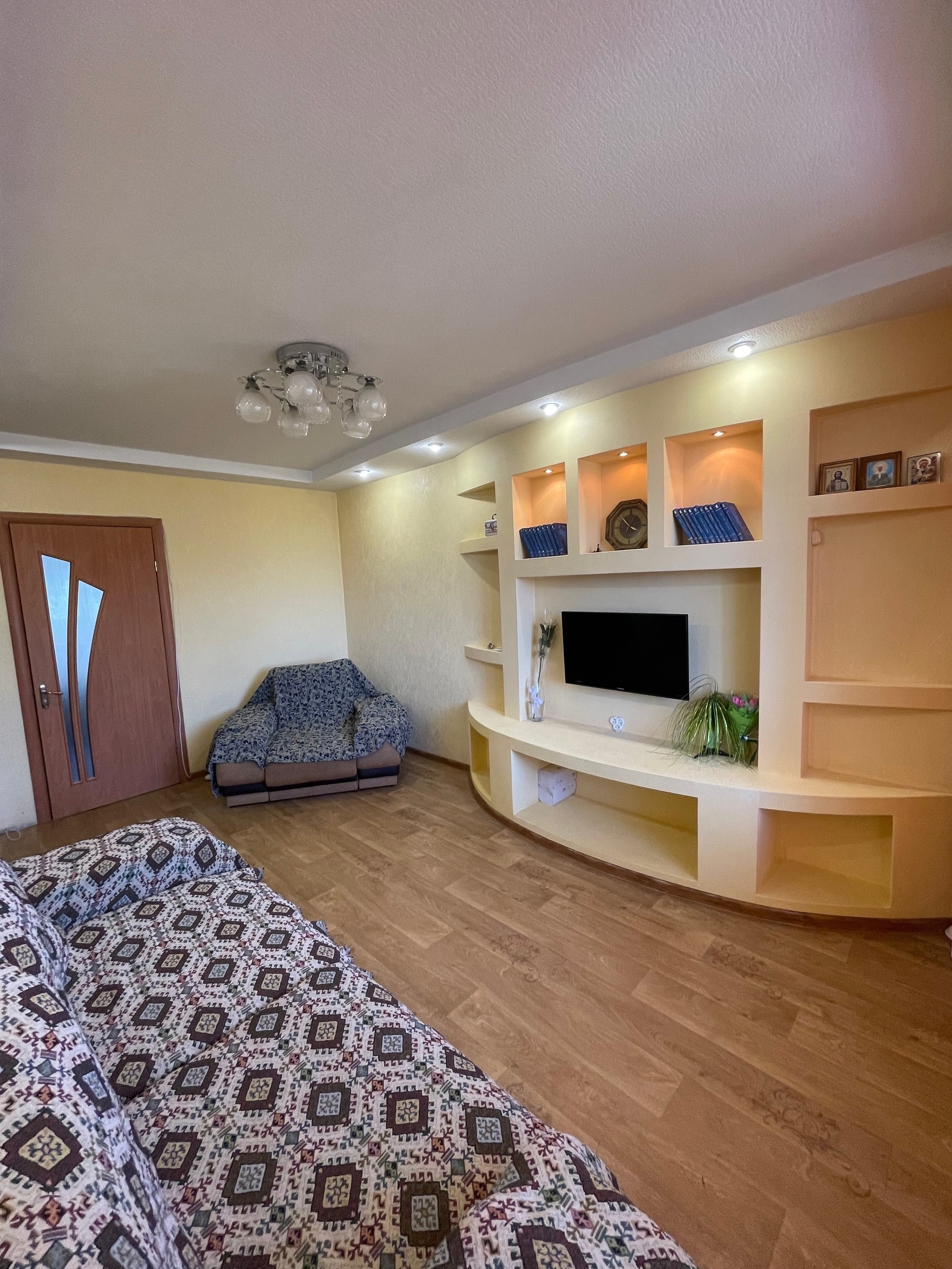 🏢 Продаётся 2-х комнатная квартира в Свердловске, кв.50 лет Октября 31-а, возле РЭС. 4-й этаж из 5-ти. 🛠Окна металлопластиковые. Сан.узел совмещённый в плитке. Газовый котёл. Точечное освещение. Балкон сделан. ✨Хорошее жилое состояние. Всё остаётся. 🕗Просмотр в любое время. 📄🇷🇺 Документы РФ, готовы к продаже....