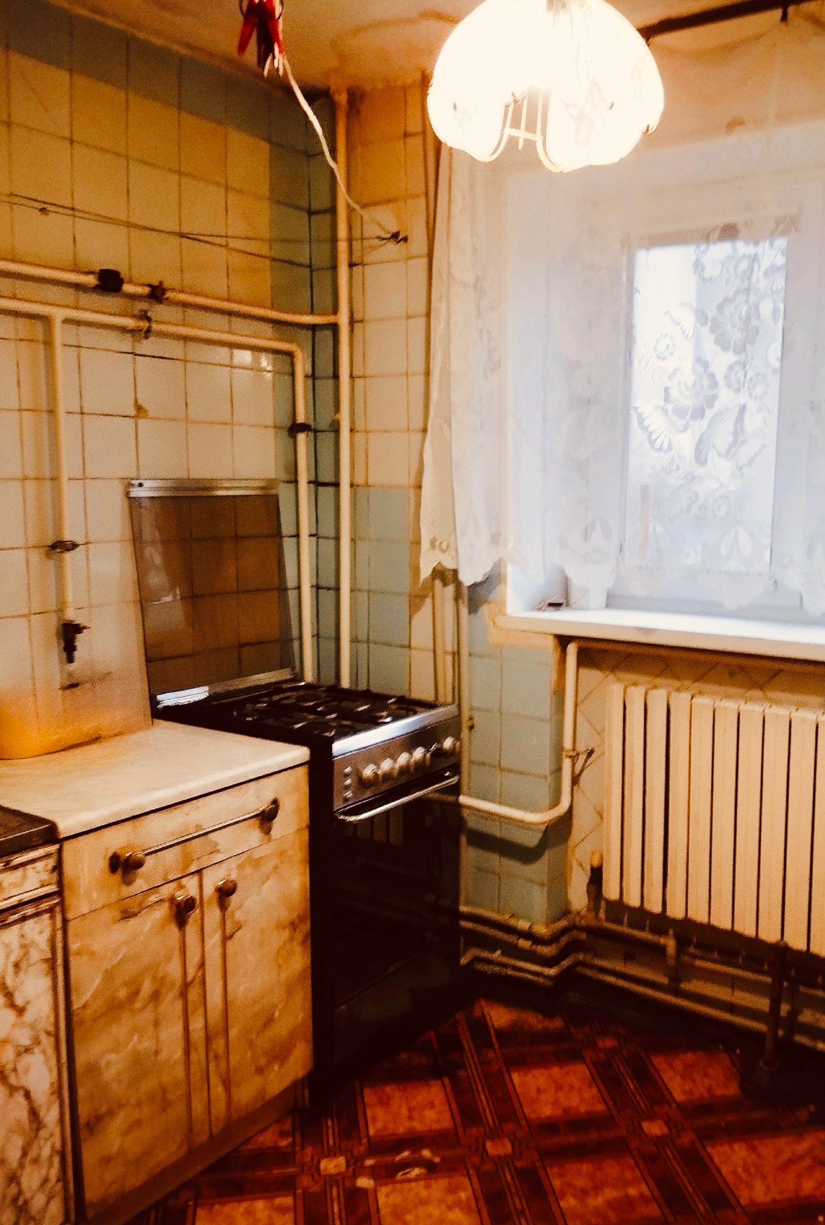 объект 614 Продаётся 2-х к. квартира в центре г.Перевальска по ул.Ленина район маг Матрешки 2/5 эт.кирпичного дома. ОП 47 кв Кухня 6 кв Прекрасная локация, всё в шаговой доступности. Окна - МП. Комнаты раздельные. Санузел совмещен. В квартире 2 балкона (остеклены деревом). АГВ(2х конт.котел + колонка). к прод...